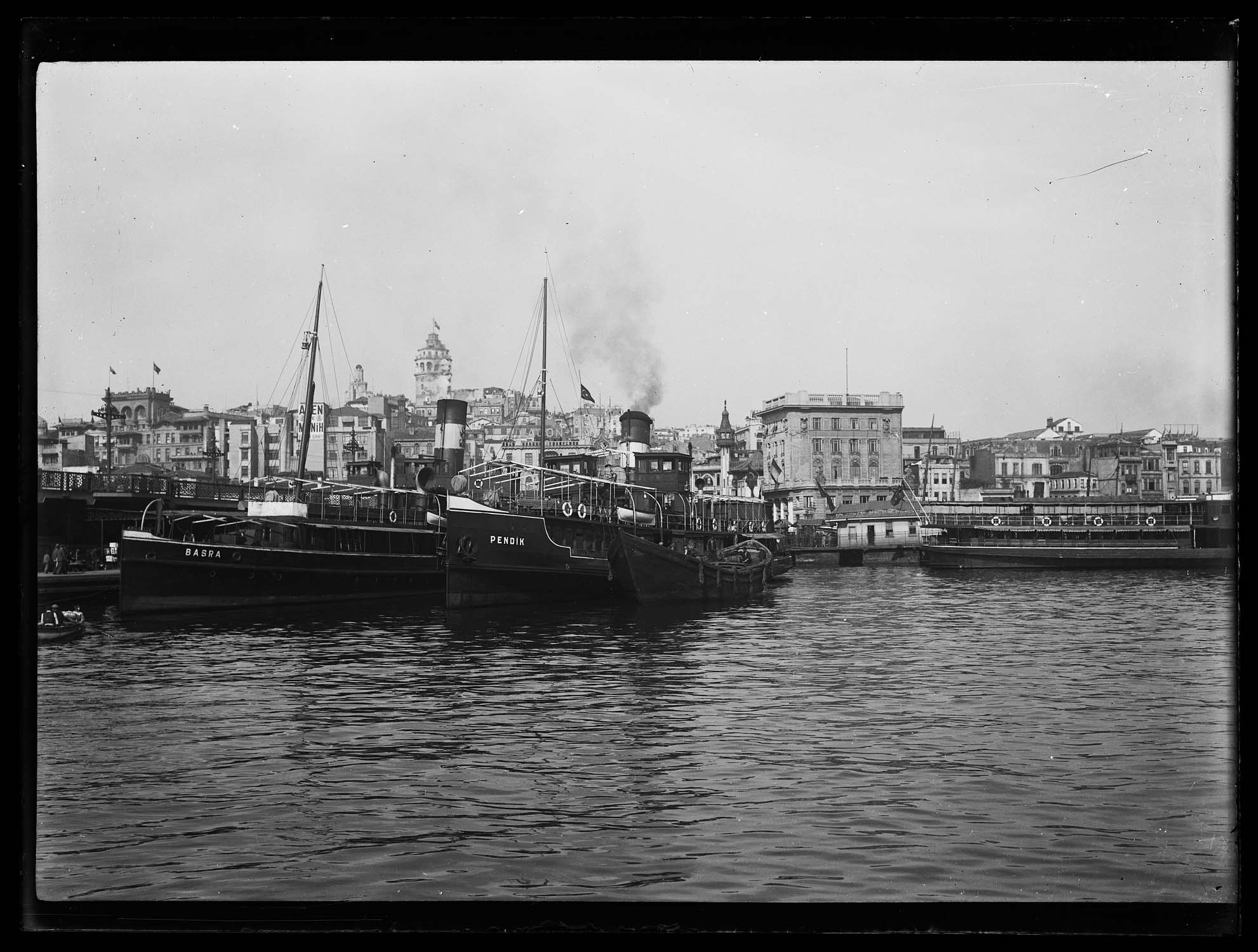 Vue d'ensemble, avec la tour de Galata au second plan